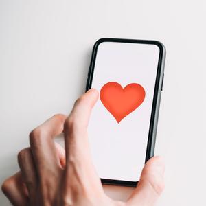 Ein Handy zeigt ein Herz im Display