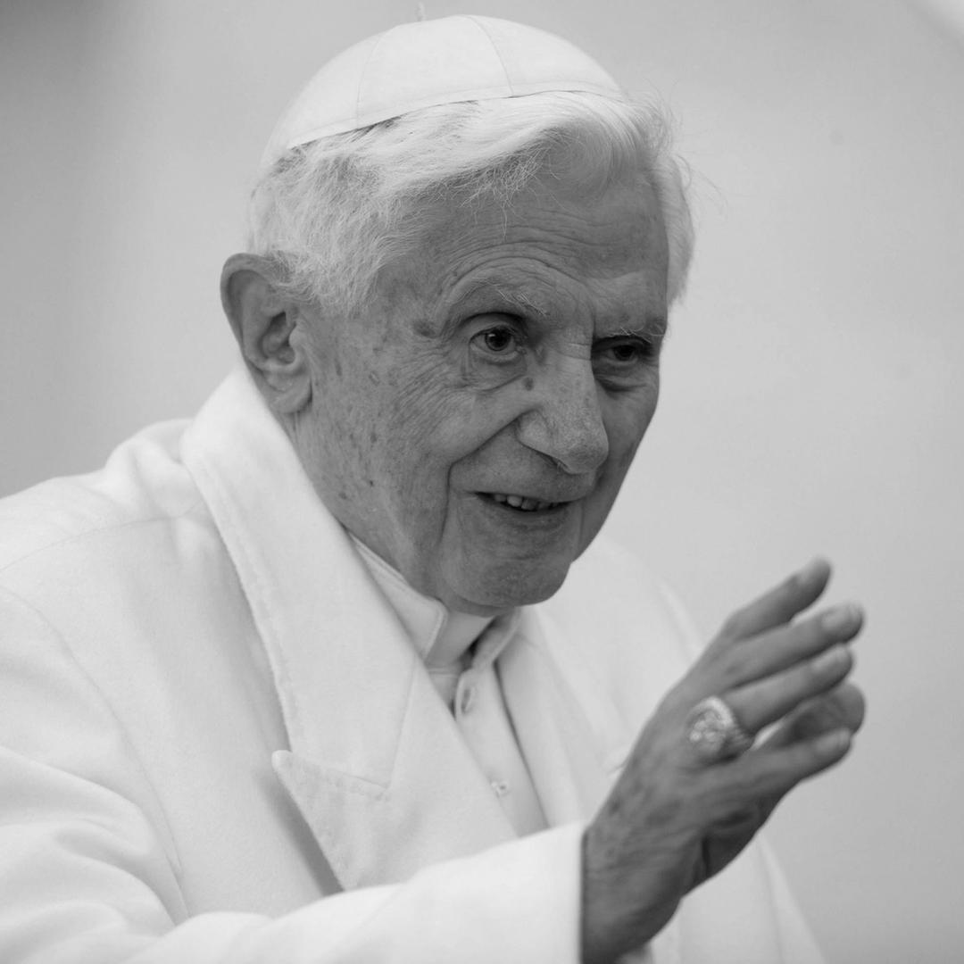 Das Foto zeigt den verstorbenen Papst Benedikt XVI. 2013 bei einer Generalaudienz im Vatikan・Bild: picture alliance / dpa | Michael Kappeler Das Foto zeigt den verstorbenen Papst Benedikt XVI. 2013 bei einer Generalaudienz im Vatikan