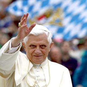 Gebürtig aus Oberbayern: Papst Benedikt XVI. winkt im Hintergrund eine weiß-blaue Flagge