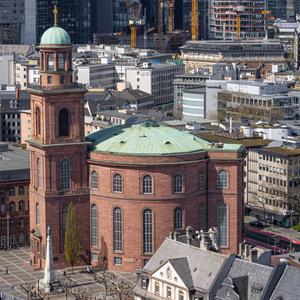 Die Paulskirche in Frankfurt am Main ist ein als Ausstellungs-, Gedenk- und Versammlungsort genutzter ehemaliger Kirchbau. Sie wurde 1789 bis 1833 anstelle der 1786 abgerissenen mittelalterlichen Barfüßerkirche erbaut und diente bis 1944 als evangelische Hauptkirche Frankfurts.