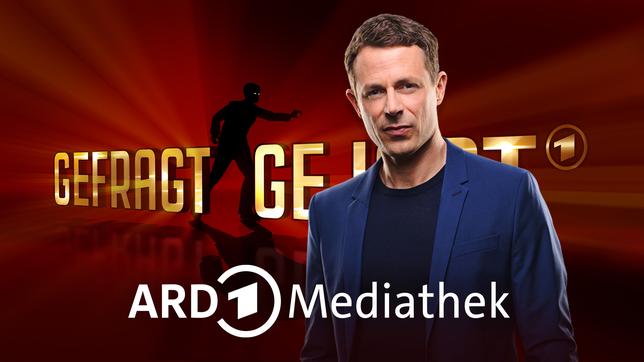 Alexander Bommes präsentiert 87 neue Folgen ab (18.06.19), jeweils montags bis freitags um 18:00 Uhr im Ersten Gefragt-Gejagt: Moderator Alexander Bommes vor Logo der Sendung.
