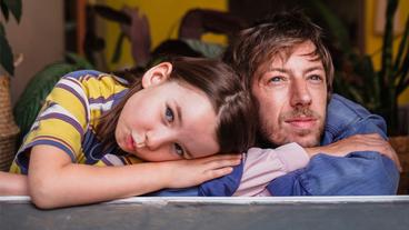Bild: rbb/Carolin Weinkopf Mapa - 2. Staffel - Metin (Max Mauff) und Lene (Pola Friedrichs) blicken ins Universum.
