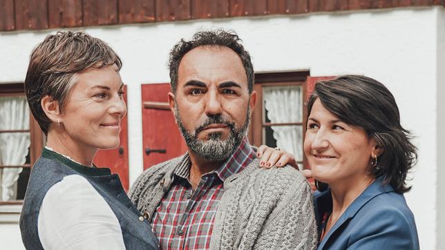Bild: ARD Degeto/Yalla Productions Servus, Schwiegermutter! - Anne Freitag (Victoria Mayer), Toni Freitag (Adnan Maral) und Farah (Siir Eloglu)