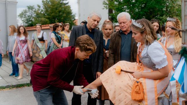 "Tatort: Königinnen" - Kalli (Ferdinand Hofer, links) versucht mit Franz Leitmayr (Udo Wachtveitl, 2. von links), Annelie (Daria Vivien Wolf, Mitte) und Ivo Batic (Miroslav Nemec) die richtige Königin zu finden.