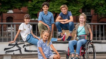 Bild: ARD/NDR//Boris Laewen Pfefferkörner 17. Staffel - v.l.n.r.: Lou, Tarun, Jonny, Pippa und Clarissa in der Speicherstadt