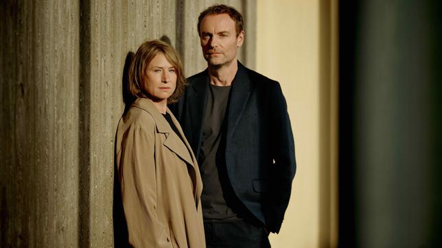 Bild: rbb/Pascal Bünning "Tatort: Nichts als die Wahrheit" - Zweiteilige Auftaktepisode des neuen "Tatort"-Teams aus Berlin: Corinna Harfouch als Susanne Bonard ermittelt erstmals an der Seite von Kriminalhauptkommissar Robert Karow (Mark Waschke).