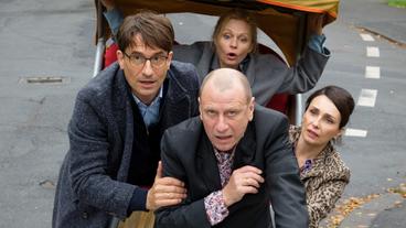 Bild: ARD Degeto/Mona Film/Tivoli Film/Petro Domenigg Viktor (Jevgenij Sitochin, vorne) mit Bernd (Oliver Mommsen, li.), Daniela Weigel (Susanna Simon, hinten Mitte) und Svetlana Galkin (Katerina Medvedeva) auf der Fahrrad-Rikscha.