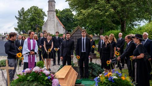 Paul (Sandro Kirtzel) steht bei der Beerdigung von Romy (Désirée von Delft) fassungslos vor ihrem Grab.