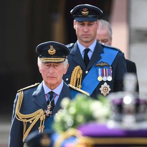 König Charles III. begleitet mit seinem Sohn Prinz William den Sarg von Queen Elisabeth II.
