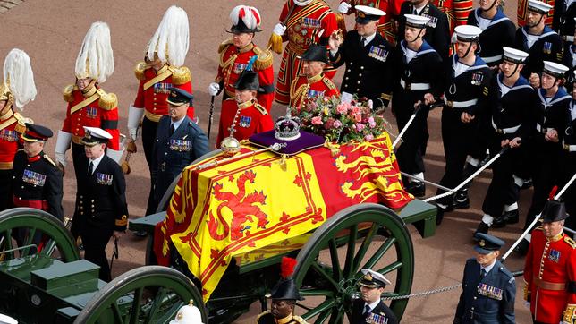 Die schottische Krone sitzt auf dem Sarg von Königin Elizabeth II. während eines Gebets- und Gedenkgottesdienstes für ihr Leben in der St. Giles Cathedral. 