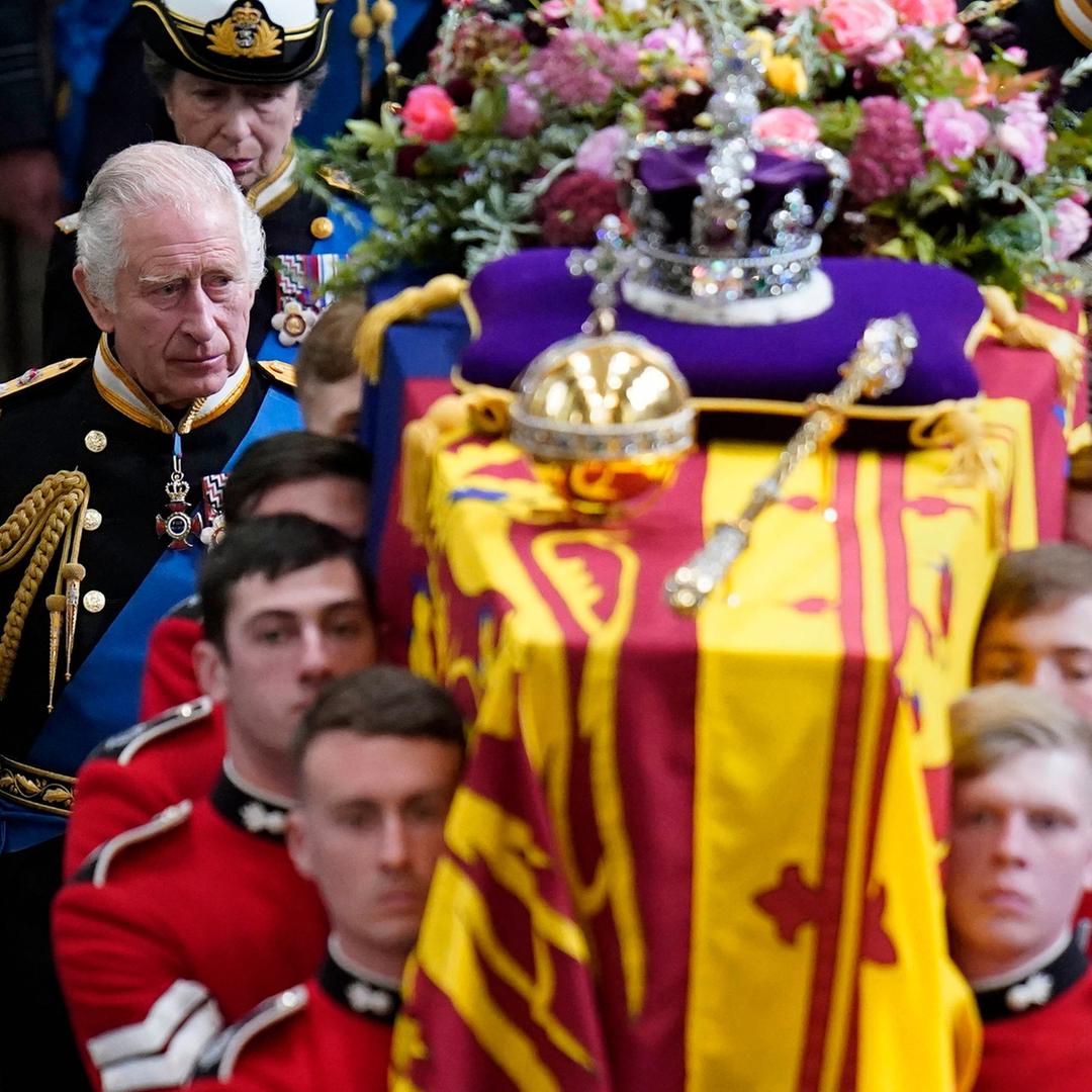 Der Sarg von Queen Elisabeth begleitet von King Charles・Bild: picture alliance / ASSOCIATED PRESS | Danny Lawson Der Sarg von Queen Elisabeth begleitet von King Charles