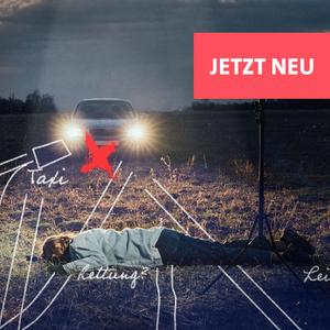Gestellte Szene: Frau liegt in Scheinwerferlicht vor Fahrzeug auf einem Feld