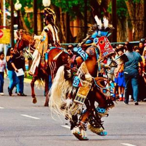 Menschen und Pferde in nordamerikanischer Tracht