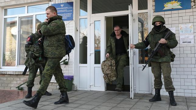 Männer, die aus einer russischen Rekrutierungsstation heraustreten. 