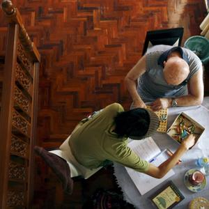 Ein europäischer Rentner in einem Altenpflegeheim in Thailand