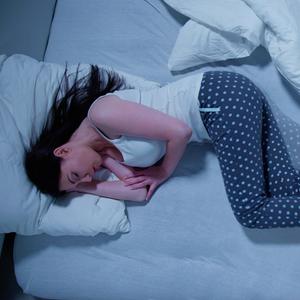 Schlafen im Bett, Frau mit RLS - Restless-Legs-Syndrom