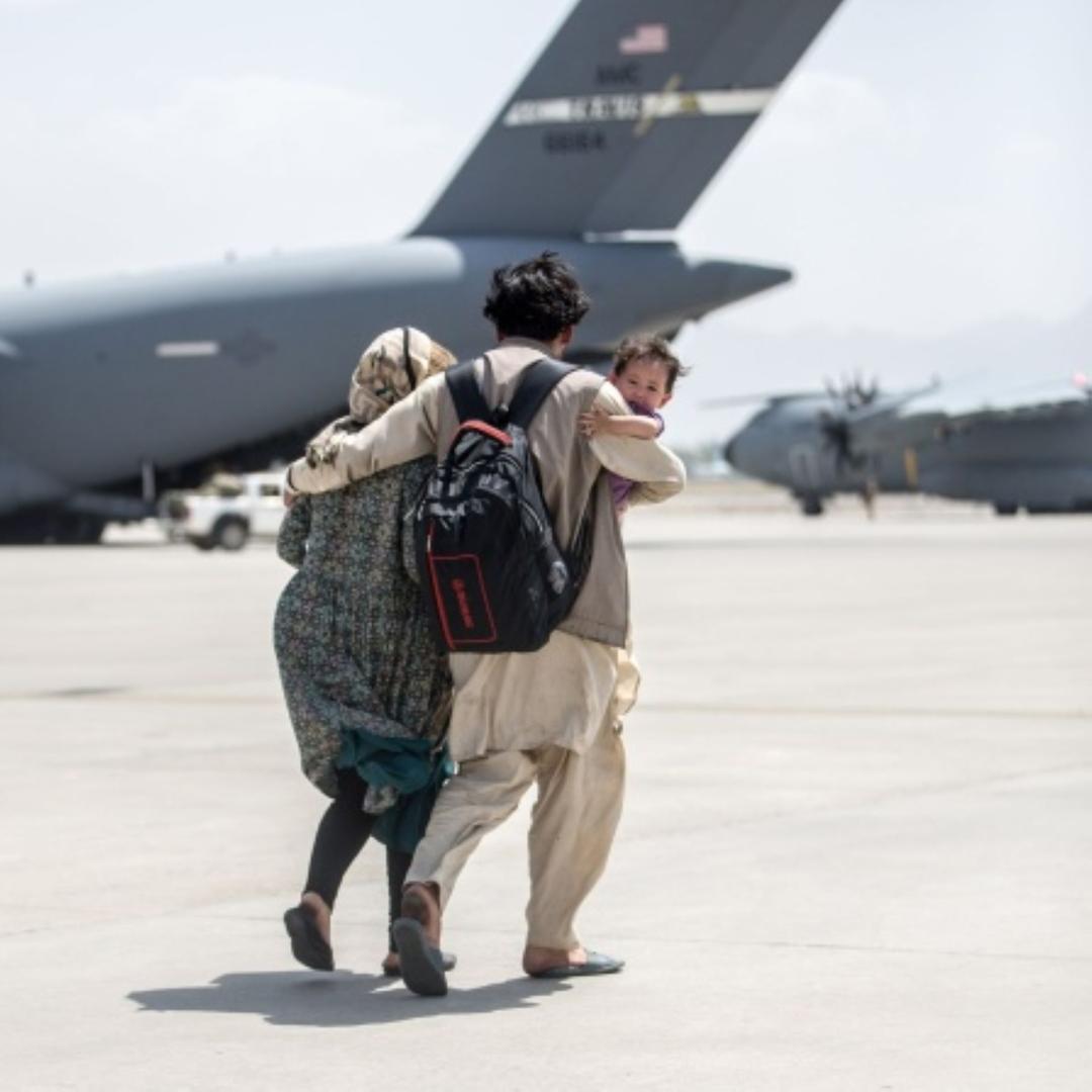 Eine Familie auf dem Flugfeld von Kabul.