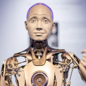 Humanoider Roboter in Frontalansicht