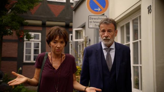 Bild: NDR/ARD/Studio Hamburg Serienwerft Merle will mit Gunter nach Costa Rica, aber der traut dem Frieden zwischen Julius und Carla nicht. Doch als Merle ihn mehrfach mit Ceyda beobachtet, keimt bei ihr leise Eifersucht.