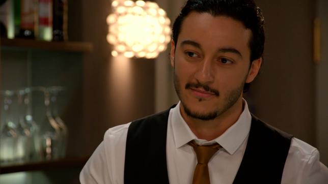 Bild: NDR/ARD/Studio Hamburg Serienwerft Elyas will bei einer Escort-Agentur anheuern, um schnell an Geld zu kommen.