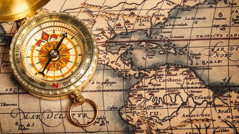 Rubrikenbild Geschichte: Kompass auf alter Landkarte
