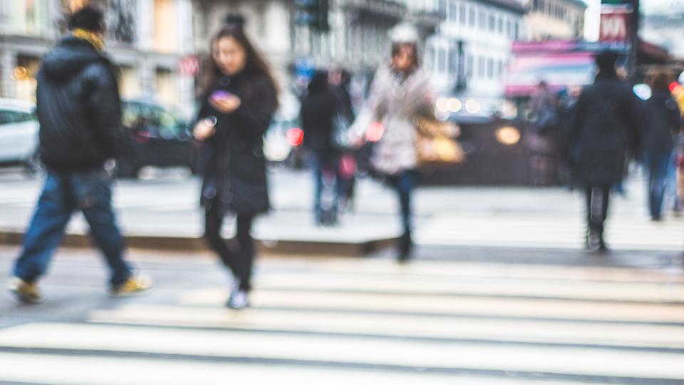 Menschen auf einem Fußgängerüberweg