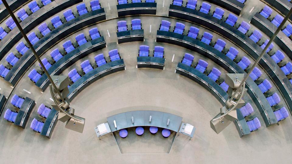 Der Bundestag mit leeren Stuhlreihen