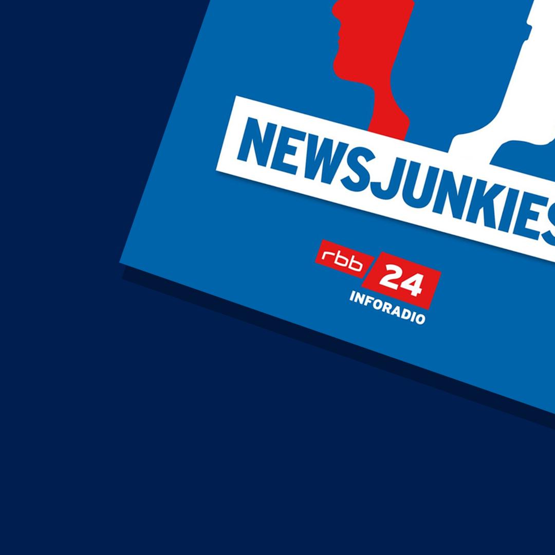 Cover des Podcasts Newsjunkies, dahinter ein Bild von Feuerwehrleuten im Hochwasser