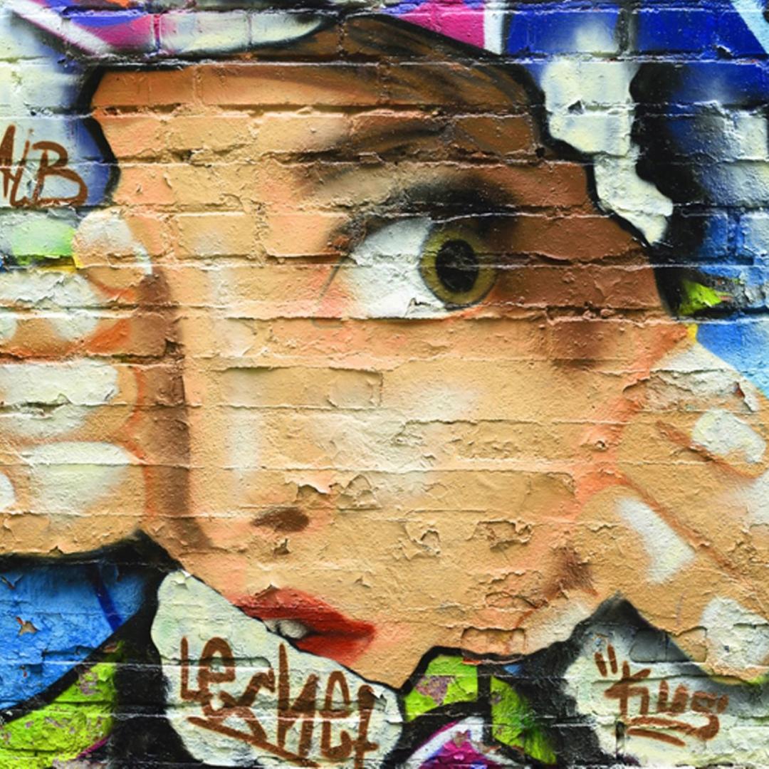 Gesicht schaut durch ein Loch, Graffiti, Deutschland, Bayern.