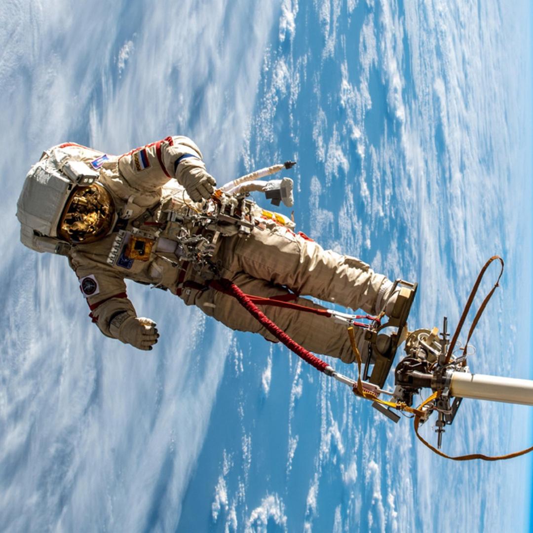 Ein Kosmonaut schwebt bei einem Ausseneinsatz an der internationalen Raumstation ISS im Weltall・Bild: Ein Kosmonaut schwebt bei einem Ausseneinsatz an der internationalen Raumstation ISS im Weltall Ein Kosmonaut schwebt bei einem Ausseneinsatz an der internationalen Raumstation ISS im Weltall