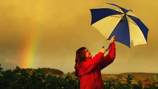 Eine Frau hält einen Regenschirm.