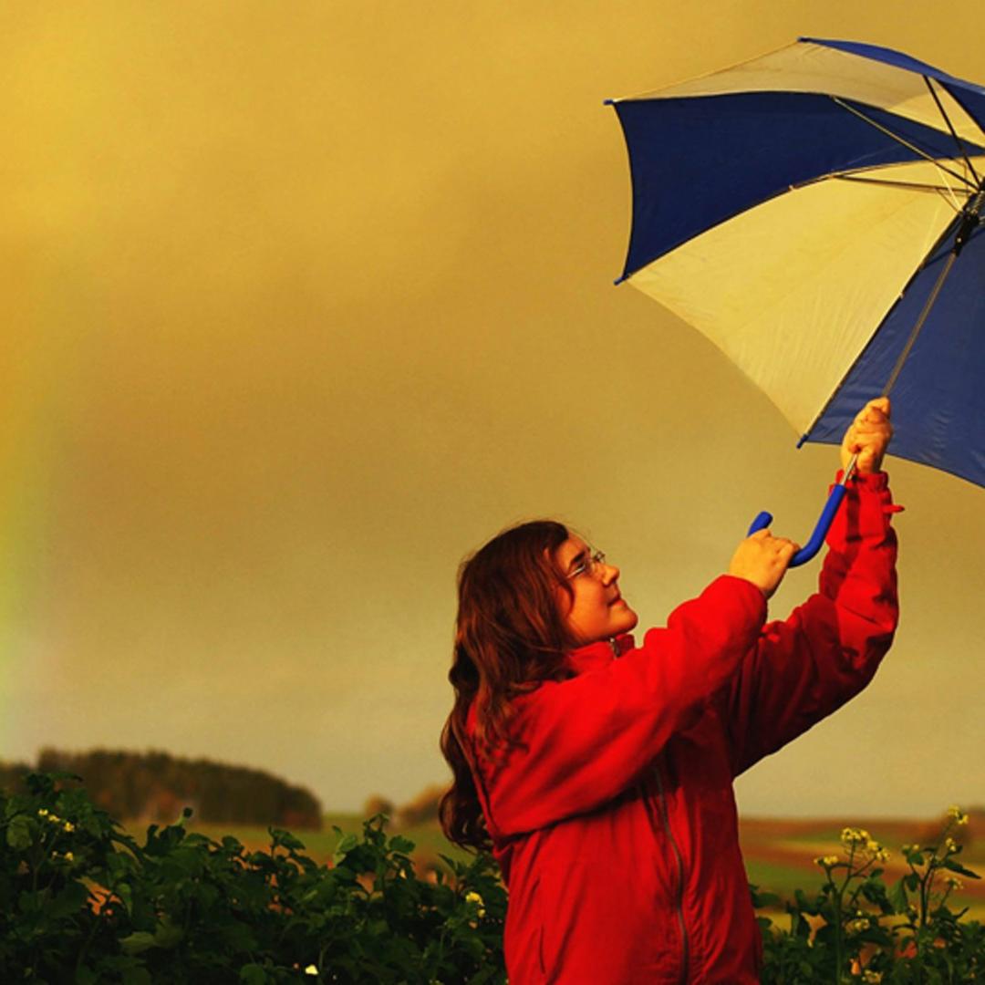 Eine Frau hält einen Regenschirm.
