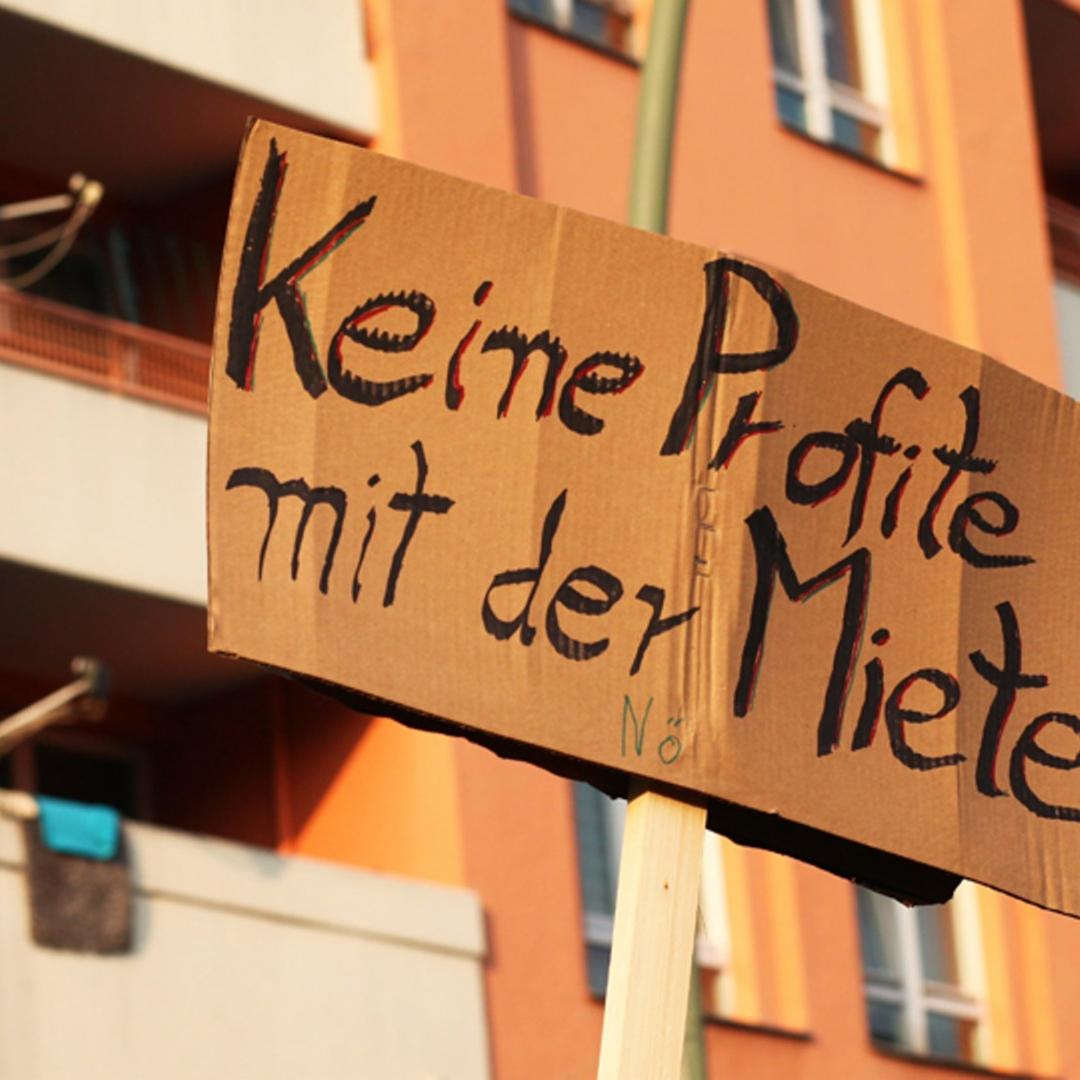 Demonstration gegen Mietenwahnsinn und Verdrängung: Ein Schild, das ein Teilnehmer trägt, mit der Aufschrift "Keine Profite mit der Miete" ist vor der Fassade eines Mietshauses zu sehen. 
