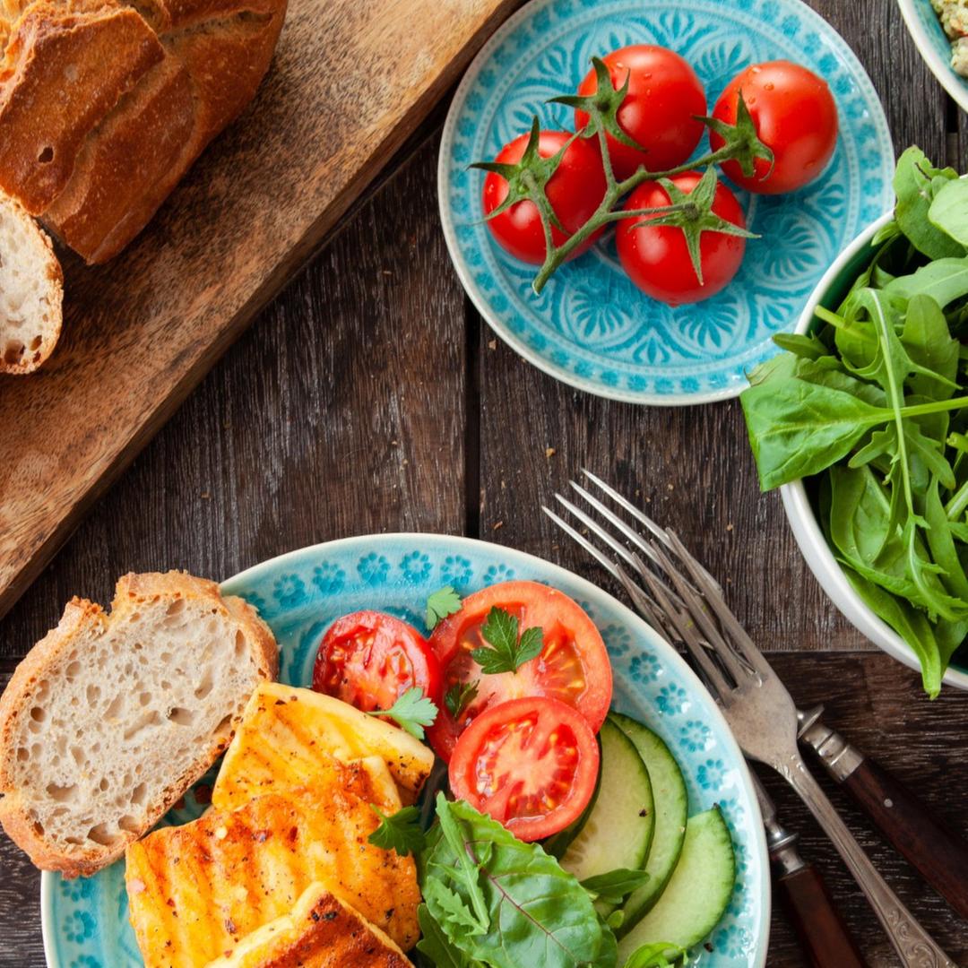 Frische Tomaten, Brot und Salat Frische Tomaten, Brot und Salat
