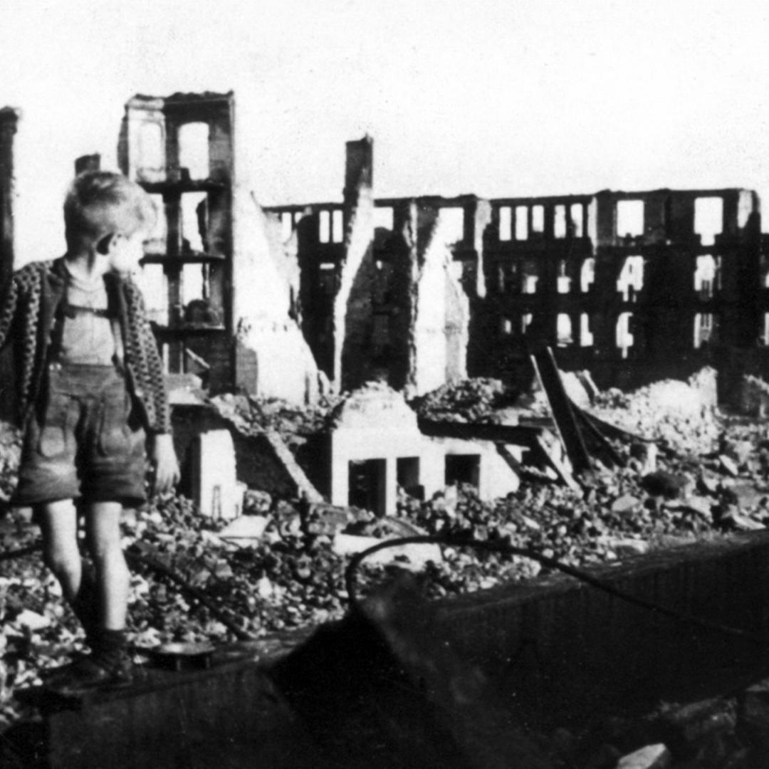 1946, Hamburg: Ein kleiner Junge zwischen Trümmern und Hausruinen. 1946, Hamburg: Ein kleiner Junge zwischen Trümmern und Hausruinen.
