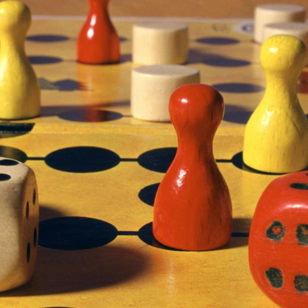 Ein Spielbrett mit Würfeln und Spielfiguren. Ein Spielbrett mit Würfeln und Spielfiguren.