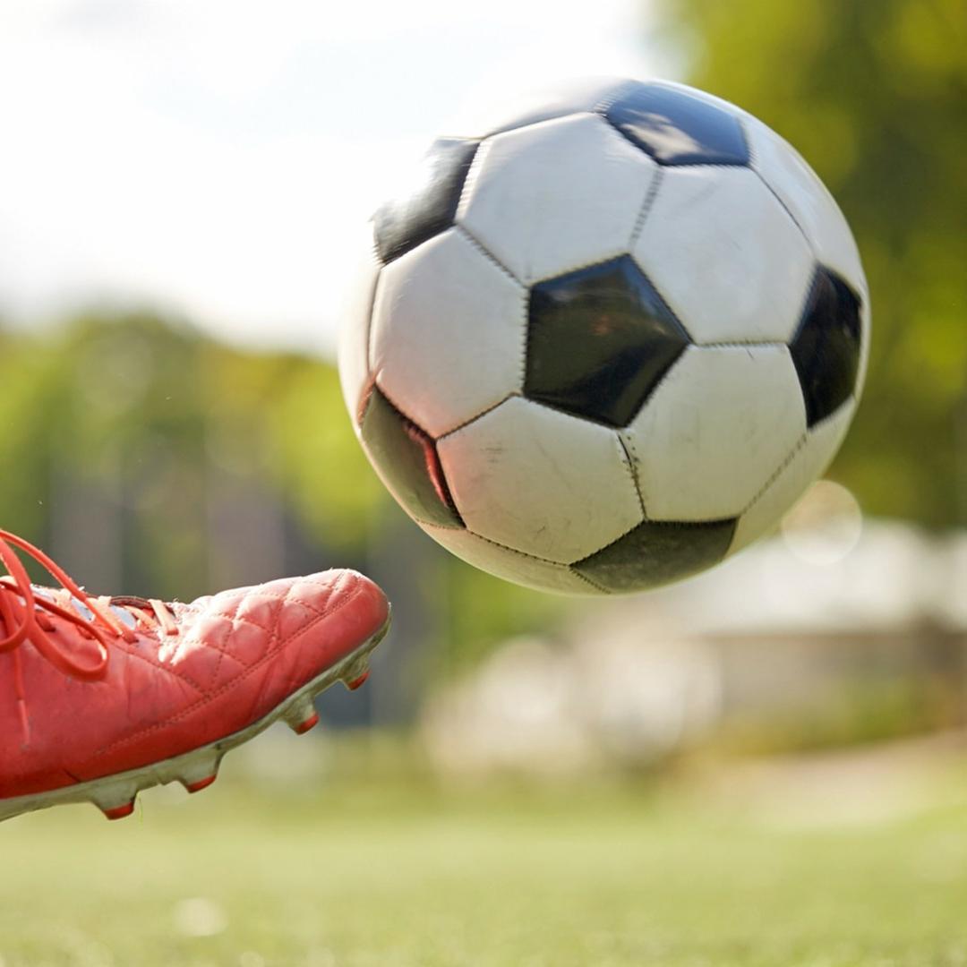 Fußball wird in die Luft getreten Fußball wird in die Luft getreten
