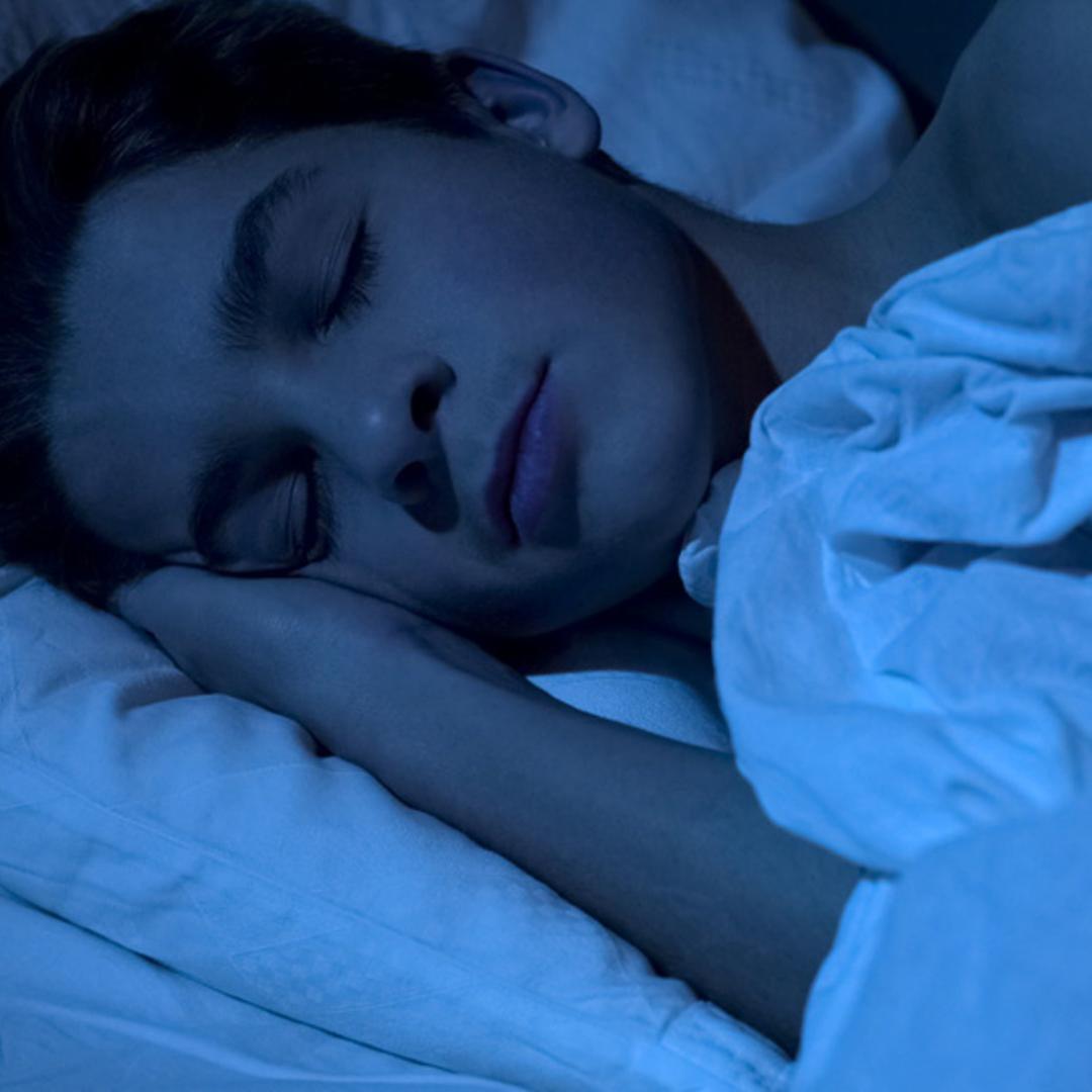 Schlafender Mann im Bett Schlafender Mann im Bett