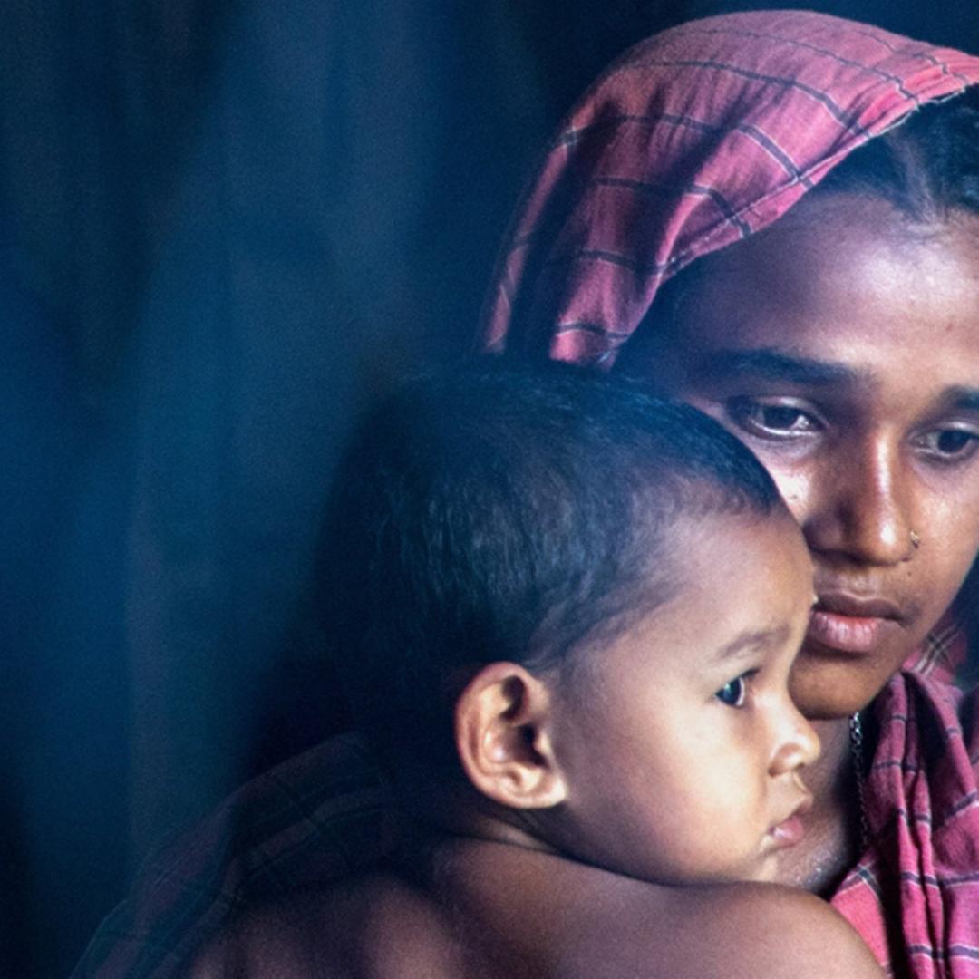 Frau mit Kind 2020 nach einer Flutkatastrophe in Bogra / Bangladesh
