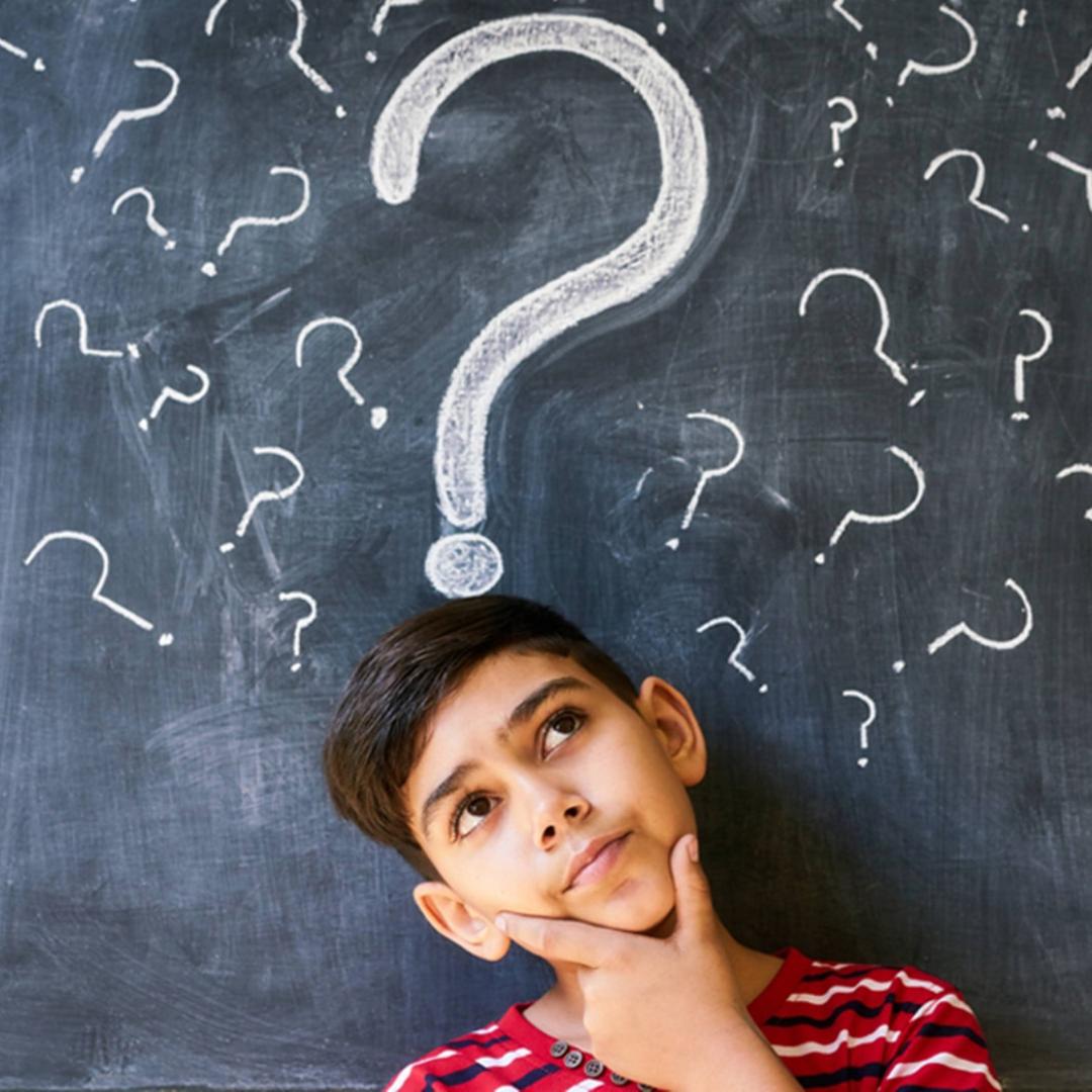 Junge steht vor einer Schultafel Junge steht vor einer Schultafel