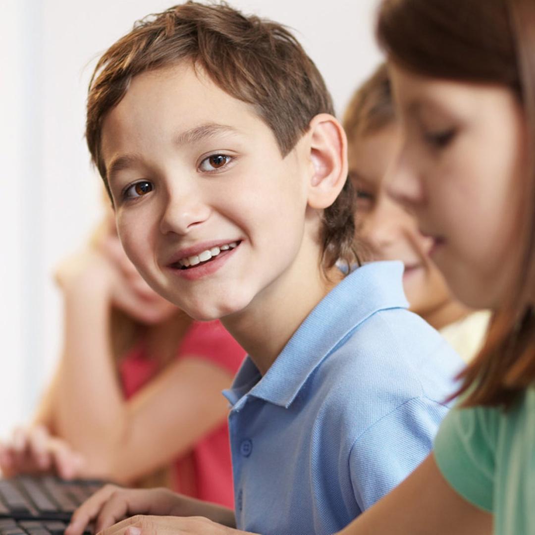 Kinder arbeiten am Computer