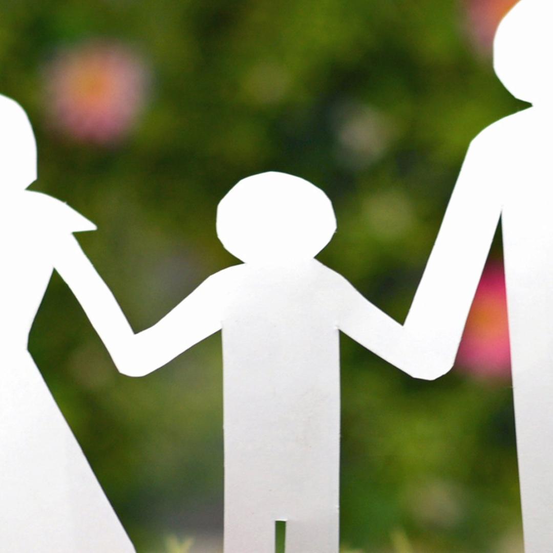 Familie aus Papier auf Blumen Familie aus Papier auf Blumen