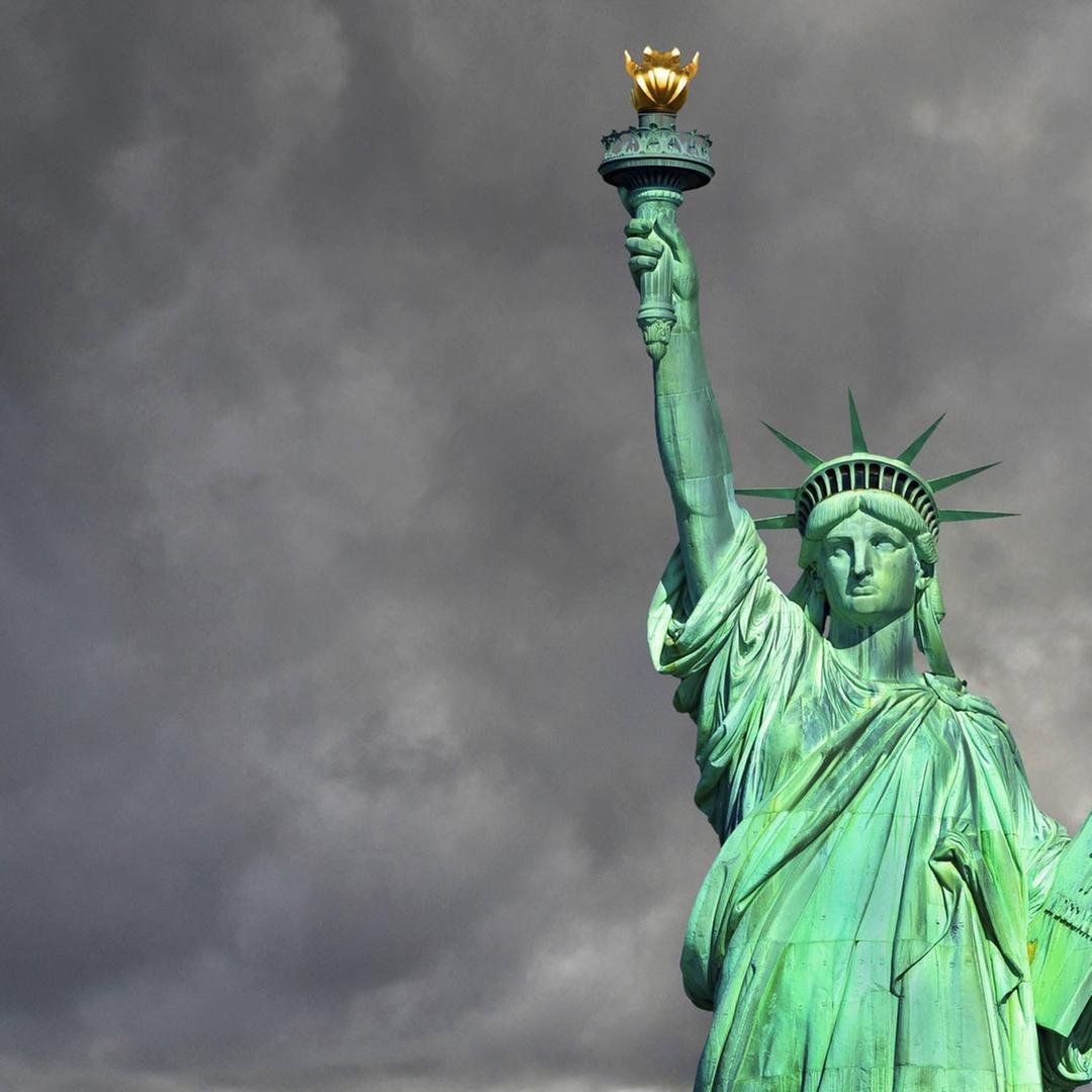 Die Freiheitsstatue vor dunklem Gewitterhimmel Die Freiheitsstatue vor dunklem Gewitterhimmel