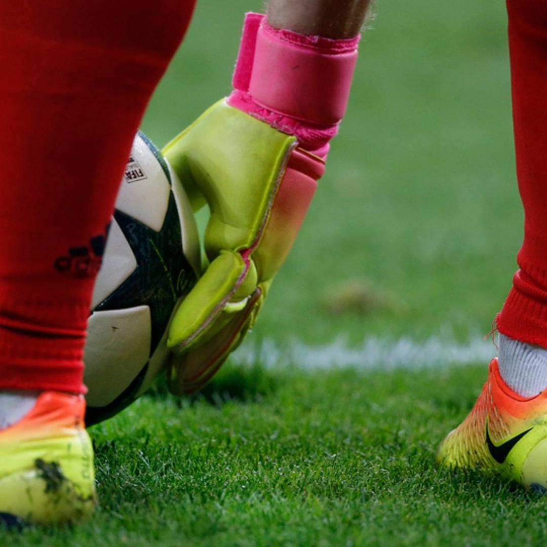 Ein Torwart legt sich den Ball zurecht. Ein Torwart legt sich den Ball zurecht.