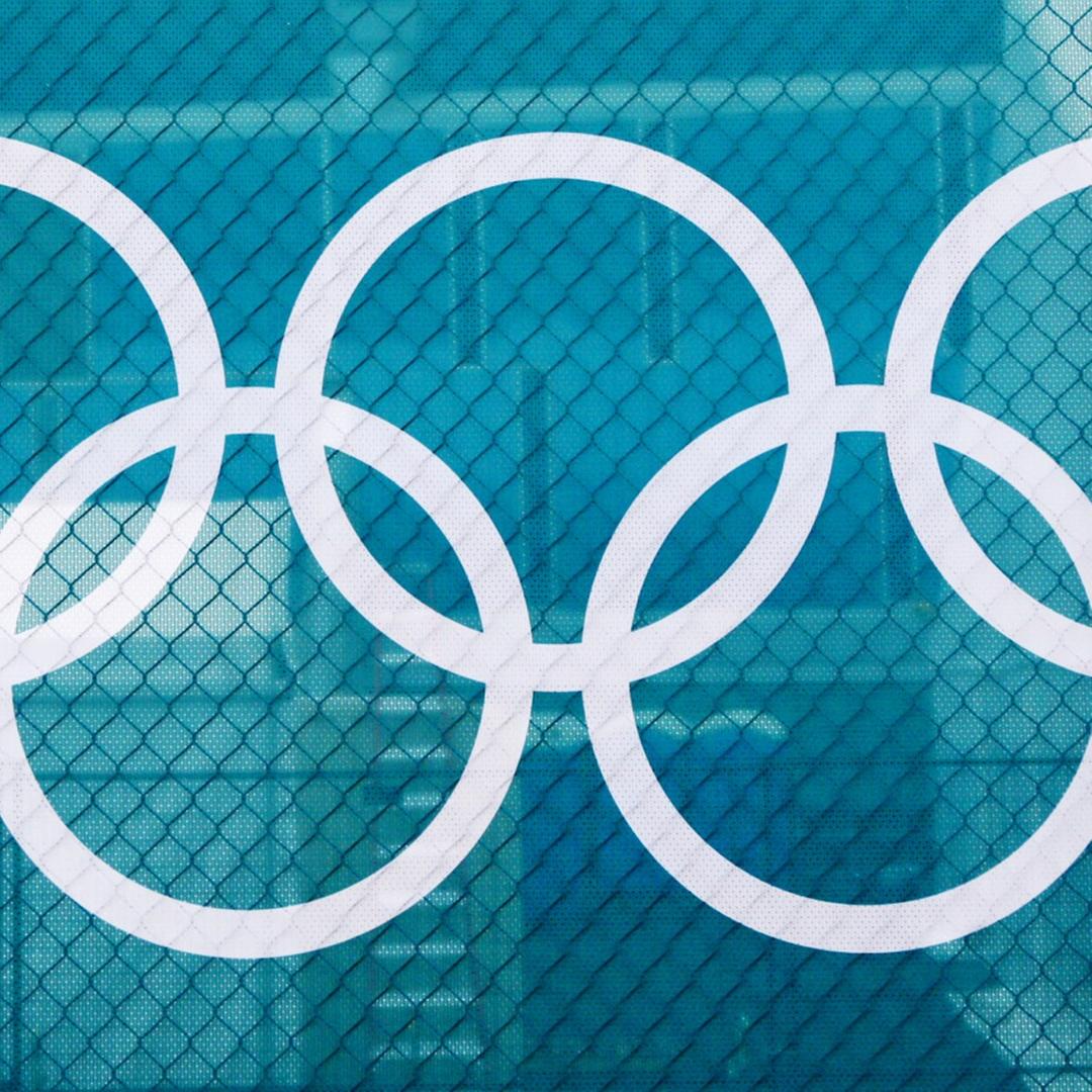 Logo der Olympischen Ringe auf einem Bauzaun