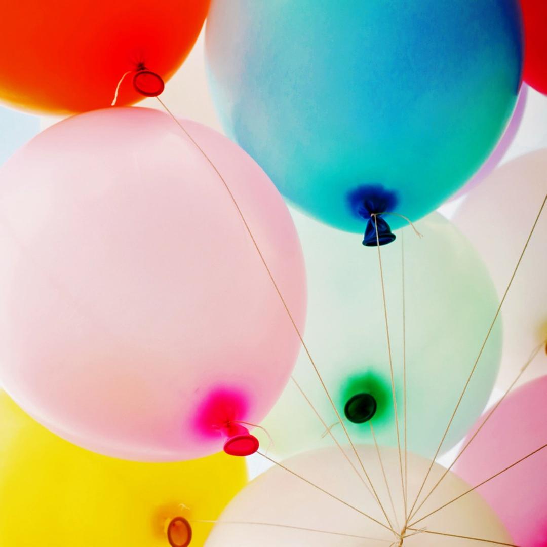 Bunte Luftballons vor Himmel