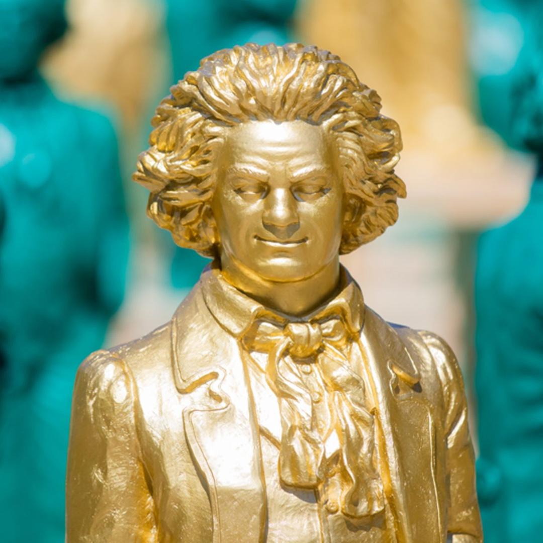 Lächelnde Beethoven-Statuen, ein Kunstwerk des Konzeptkünstlers und Bildhauers Ottmar Hörl, stehen auf dem Münsterplatz in Bonn. Lächelnde Beethoven-Statuen, ein Kunstwerk des Konzeptkünstlers und Bildhauers Ottmar Hörl, stehen auf dem Münsterplatz in Bonn.