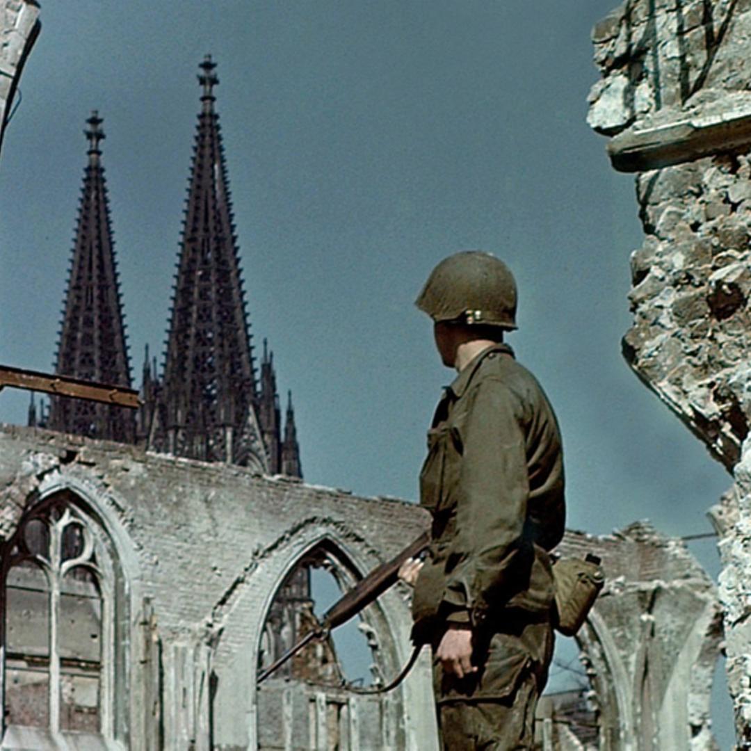 Ein Soldat blickt auf den Kölner Dom.