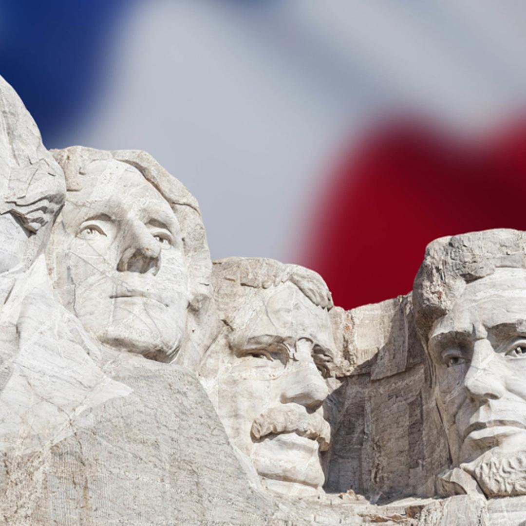 Grafik: Mount Rushmore National Memorial mit US-Flagge.