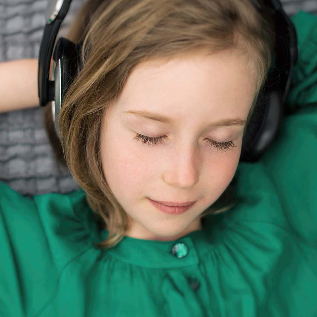 Mädchen liegt auf einer Decke